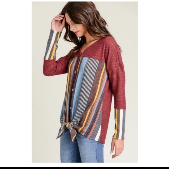 Contrast V neck button front top - Picture 3 of 6